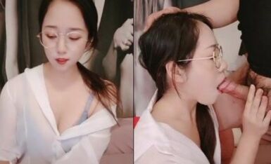 清纯甜美带点性感极品肥臀眼镜骚女，诱人开档黑丝翘起特写