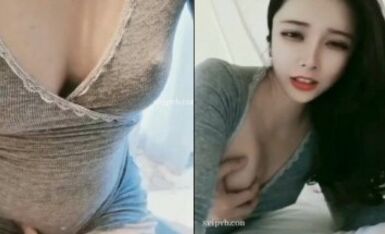 【极品推荐 尊享】高颜值极品网红『梦菲桐香』土豪订制剧情私拍