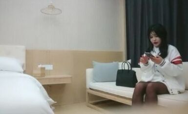 【莉莉坚辛苦】，外围狂欢夜，甜美网红脸，情趣黑丝诱惑，肤白貌美人又骚