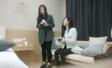 【利利坚辛苦】，周末礼包，极品女神双飞场，甜美风骚