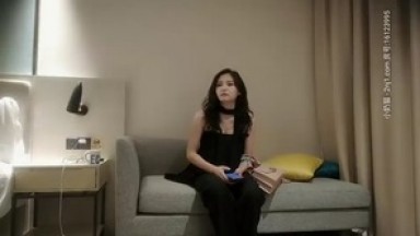 小伙2300元约极品气质美女，又纯又欲腰细大长腿，穿上情趣装高跟鞋