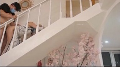 调教母狗小萝莉穿上白金旗袍边走边操 从楼下窗边操到楼上床上 操内射了