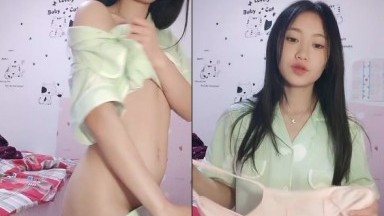 顶点--清纯校园女神，家中下海 ，晚自习回来悄悄直播赚生活费，小淫穴摸摸就流汁水，掰穴诱惑狼友！