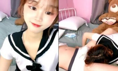 【卡哇伊03年娇小萝莉】和男友激情操逼，学生制服，认真舔着屌，腰细屁股骑坐，第一视角后入抽插