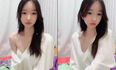 小脸骨架--苏州小悦宝 ：哥哥操我，啊啊啊~想要 想要。两根小手指插进淫穴不停娇喘