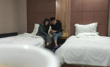 《小老头良家少妇探花》两个社会小哥酒店约炮工厂少妇3P