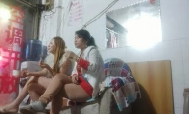 【持无套内射】夜探红灯区，一堆站街女，选了个骚女操 逼，带到小房间，扛起双腿爆操