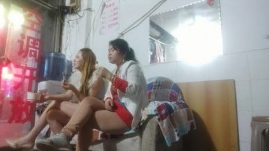 【持无套内射】夜探红灯区，一堆站街女，选了个骚女操 逼，带到小房间，扛起双腿爆操