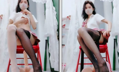 九头身【170cm顶级美腿女神】第一骚女暴力自慰，女用20CM长屌倒模骑坐，双洞齐开爽翻天，搞得呼吸急促