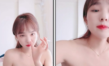 20岁杨洋小妹妹~贪财好色，榜上房东大叔！天天陪大叔激情性啪，前后上下左右无套狂抽插到哭！颜射一脸肚子！真的是太爽啦！