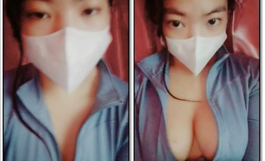 在校女生宿舍内学妹发骚，在厕所脱光了洗澡诱惑狼友，揉奶抠逼撅着骚屁股，不穿内衣回到床上继续抠逼给狼友看