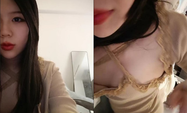 烈焰红唇网红小姐姐！躺在床上寂寞秀一段！撩起裙子掰穴，从下往上视角，双指插入猛扣