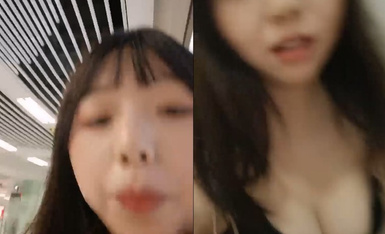 诱人的小骚牌全程露脸户外跑到公共厕所里发骚，逼逼里夹着大黑牛自慰，揉奶玩逼大黑牛摩擦阴蒂尿尿给狼友看