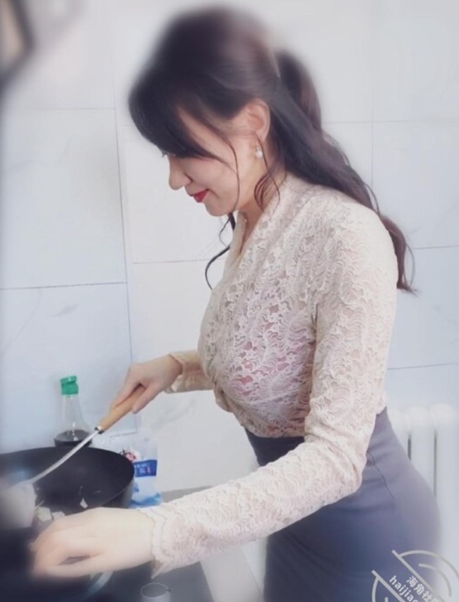 【海角乱伦 大神】家有美妈 妈妈的穴永远是最温暖的 插了好半天才在妈妈的引导下进入 羞耻后入特别爽 射在了臀上