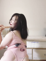 露臉才是王道！萬人求檔Onlyfans人形清純母狗反差婊Bjbu私拍大波肥臀居家各種道具紫薇 (36)