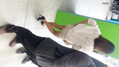 大神尾隨偷拍美女裙底風光 屌到不行，超級稀有極品無內！超短連身裙騷貨美女居然沒有穿內褲就敢逛街