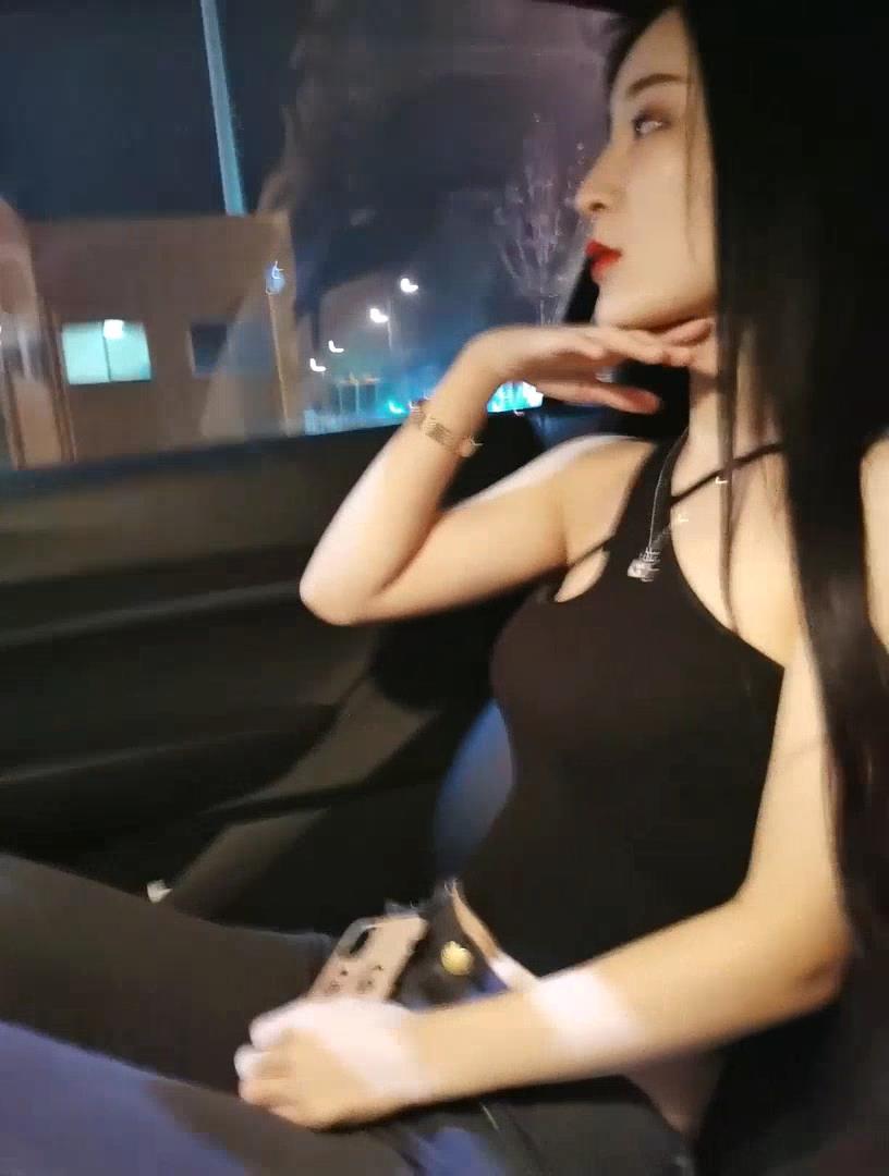 被包养的大美女小姐姐，吃这么补，回到房里真是被胖土豪撕裂了操，‘啊啊啊，老公操我，好爽呀’！