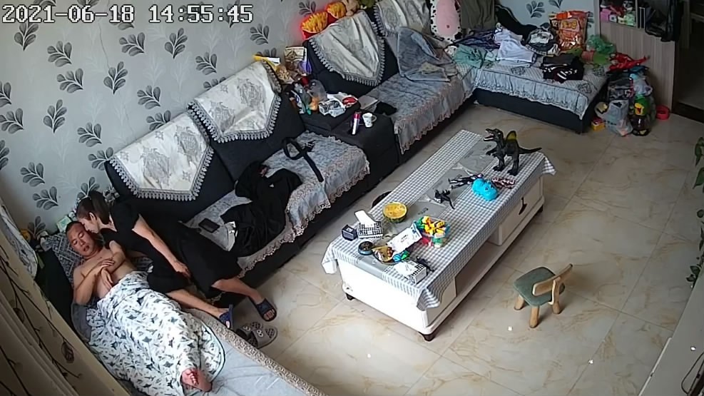 2021六月流出黑客破解家庭网络摄像头高清偷拍下午不用上班和媳妇在家里客厅沙发啪啪对白清晰