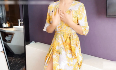 氣質性感尤物【Adeless2】性感氣質尤物女神趁老公出差，穿著網紅黃色戰袍出軌偷情約炮，看看端莊高雅的女神私下是什麼樣