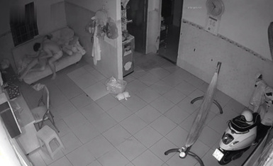 房東出租房偷裝監控偷拍 年輕情侶在客廳的椅子上做愛高潮過後累趴了