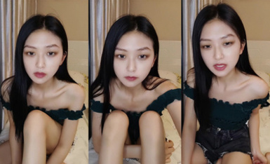 大二學舞蹈貧乳顏值美女誘惑啪啪，性感牛仔短褲對著鏡頭擺弄，足交特寫插嘴穿上黑絲，第一視角進進出出猛操