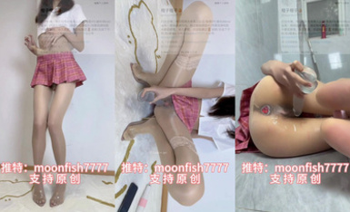 12月最新流出，推特新人极品长腿苗条烧婊子【橙子橙子】VIP福利私拍，JK服道具紫薇肉丝入穴高潮大量潮吹黑丝露出边走边尿（2）