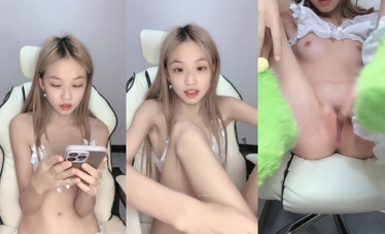 天花板級別校花心動女生【初戀女友】沉浸式觀賞，一線天粉嫩白虎鮑魚，掰開給你看清楚，超贊！ (8)