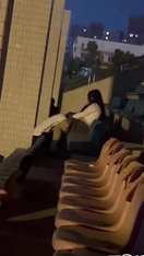 武汉东湖学院操场瓜！女生为方便野战真空无内 男生在体育场给她口交疯狂吸舔！