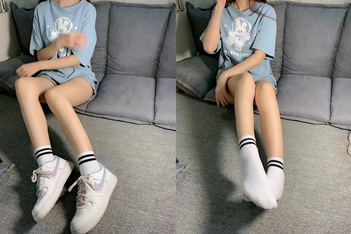 語辱罵足交【原味跑跑 paopaoyw】學生妹穿一周的臟白棉襪剛跑完步辱罵羞辱假雞巴足交sm，穿上小白鞋踩爛賤狗的雞巴