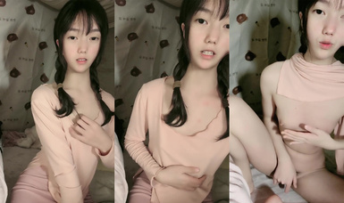 清純乖巧美少女【嘟嘟吖吖】兩根辮子一臉呆萌！在宿舍收費房誘惑，貧乳多毛嫩穴，掰穴自摸，翹起美臀看菊花