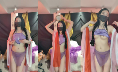 2024年1月新作，極品超美御姐【繁花女主角】橫店演戲好幾年，古裝裸舞，大美女每天不同反差角色道具自慰 (2)