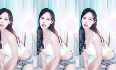 CC糕糕_最新全裸定製大尺度自尉掰穴視頻福利