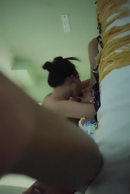 李公子新秀上门操包臀裙小少妇，穿着丁字裤舔背乳推，绝活倒立口交，骑上来整根插入抬腿猛操