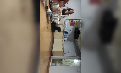 著名圈主张总约良家修长美腿御姐密码房，双腿肩上扛大力撞击，深喉口交活不错大屁股骑乘