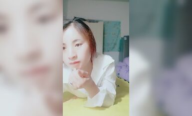 超白嫩小媳妇和男友对着镜头摸逼揉丰满大奶兴奋插骚穴口交啪啪收着礼物还享受性爱