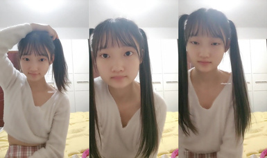 19歲清純學生 超級可愛【你的學妹】獨自在家鎖上門，閨房裡換裝自慰，撒尿特寫，水真多一直流個不停 (1)