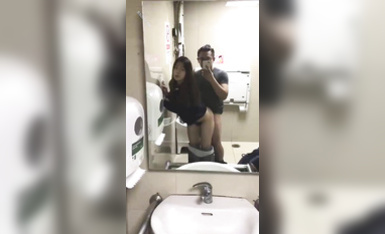 漂亮吃G妹不敢叫太大聲