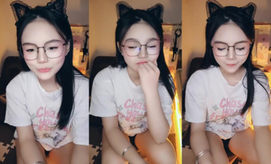 你的鄰家妹妹~想不到這么騷~【酒窩小妹】宿舍開播自慰噴水 (1)