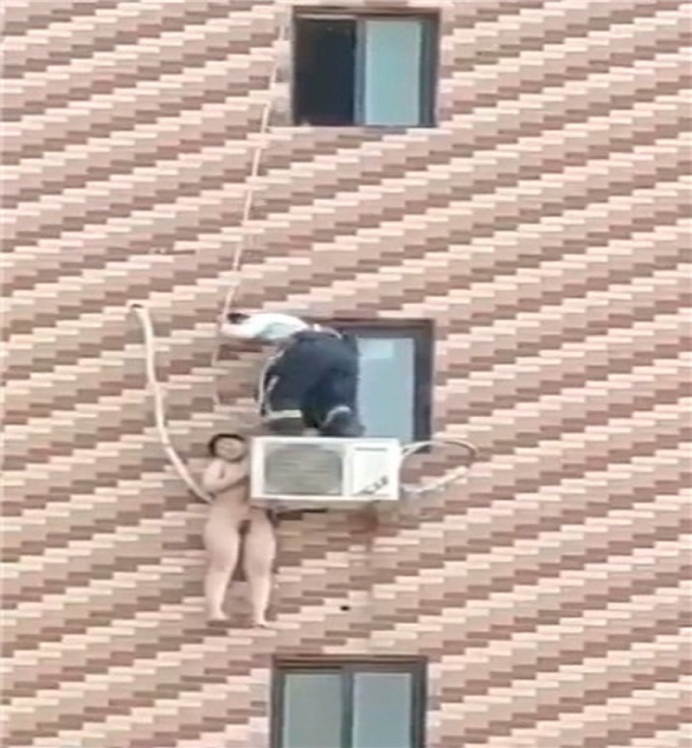 新瓜 老总带女秘书回家啪啪 碰巧老婆查岗 急忙让女秘书躲在窗外 衣服都没来得及穿 太紧张手没抓牢 出动消防解救