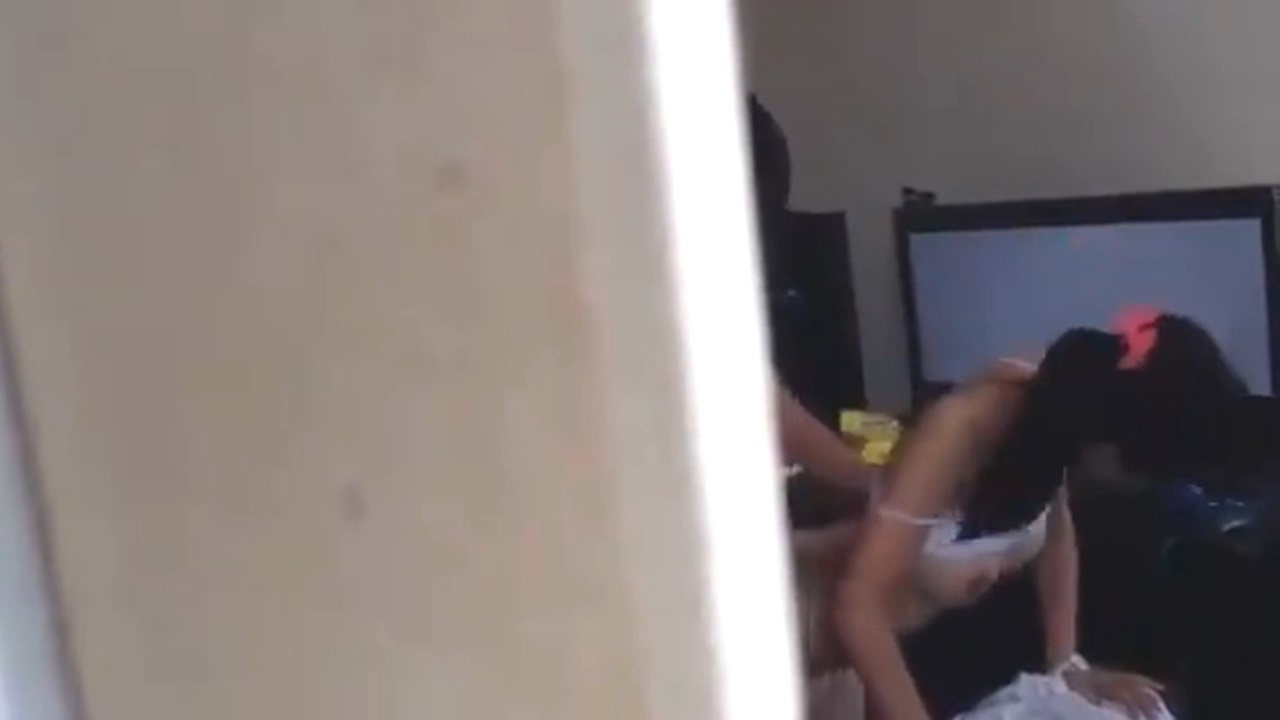 【艺校猫系女友】阳光洒在嫩穴上 小妹妹坐在马桶上 撒尿特写 阴毛上水光点点 自慰娇喘极致诱惑