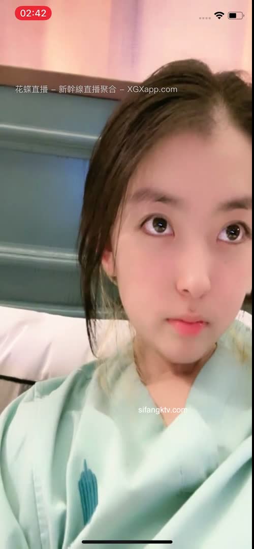 吐血推荐，还在就读高中的18岁娃娃音超级无敌嫩妹子，长得太标致太无敌可爱了，全身粉嫩，前凸后翘 干净白里透红的粉穴 (2)