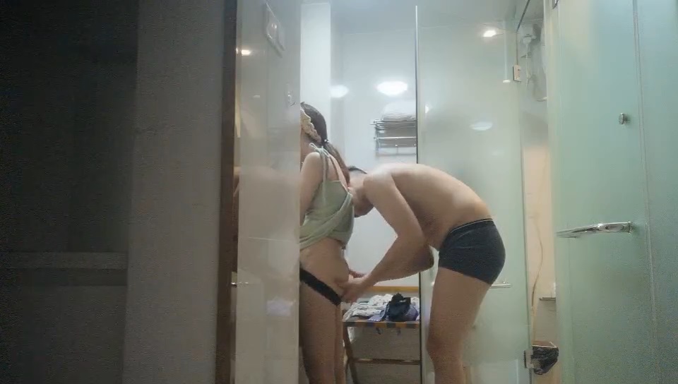 眼镜妹 娇小00后小萝莉 小鸟依人相拥共浴 小伙喜欢抠穴闻一闻 69啪啪干高潮