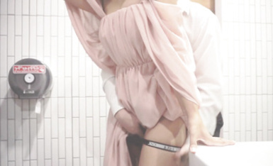 商場洗手間後入風騷女大學生【xMassageLovex】穿著連衣裙就是為了爸爸掀起裙子直接後入騷穴，現在女大學生都這么騷的么？