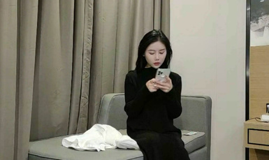 #步賓探花 #黑衣妹 網約高端外圍女神，白嫩美艷明媚動人，進門一看就不是老司機，居然不收現金也不怕被掃黃，操著操著不耐煩，這妹子是真的小仙女啊，舔狗