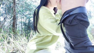 【戶外野戰】萌崽兒 在家裡全裸操穴還不夠過癮刺激，到山裡野戰還原動物交配，口爆精液都被榨稀了