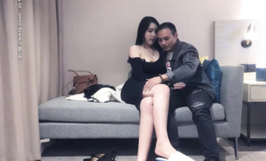 極品大奶妹，一般人不懂她的好，會玩夫撩，沙發上操穿上情趣裝口交抽插猛操