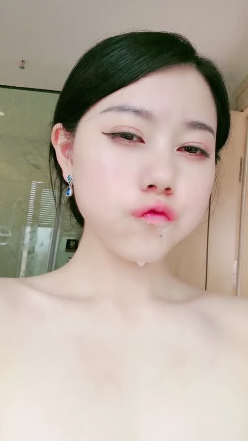 迷人的小少妇全程露脸激情大秀，床上床下浴室激情，道具抽插骚穴玩弄菊花，淫声荡语不断，高潮喷水不止真骚