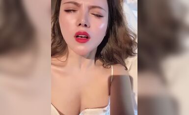 高颜值外围女，喜欢独自一人自拍，一对奶子很养眼 (1）