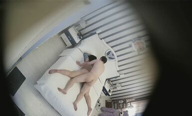 绝版船长房 羞涩眼镜学妹持久耐操 让急色男友穿衣服就给操了 翻来覆去艹好几炮