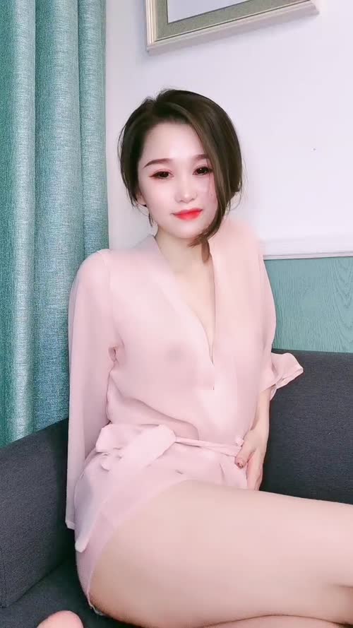 极品尤物风骚大波浪美女小姐姐，火辣红唇性感睡衣，拨开丁字裤掰穴，毛毛浓密后入假屌抽插，双跳蛋塞入震动